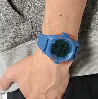 プーマ青腕時計