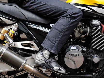 クシタニ-ジーンズ着用2