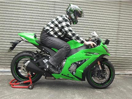 クシタニ-ジーンズ着用1