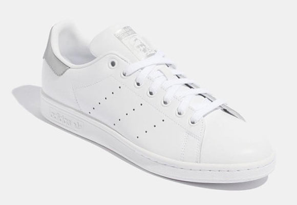 アディダススーツスニーカー