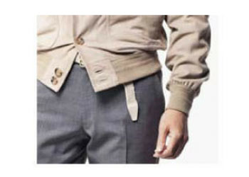 長めのベルトをチラリと垂らす