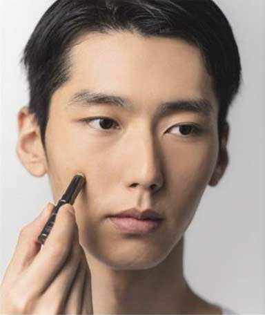 男性にきびを隠す