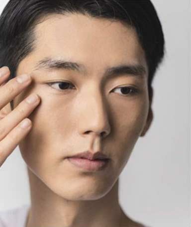 男性クマを隠す2