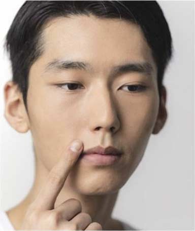 男性 ヒゲを隠すメイク2