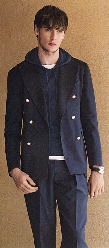 パーカー×紺ブレザー