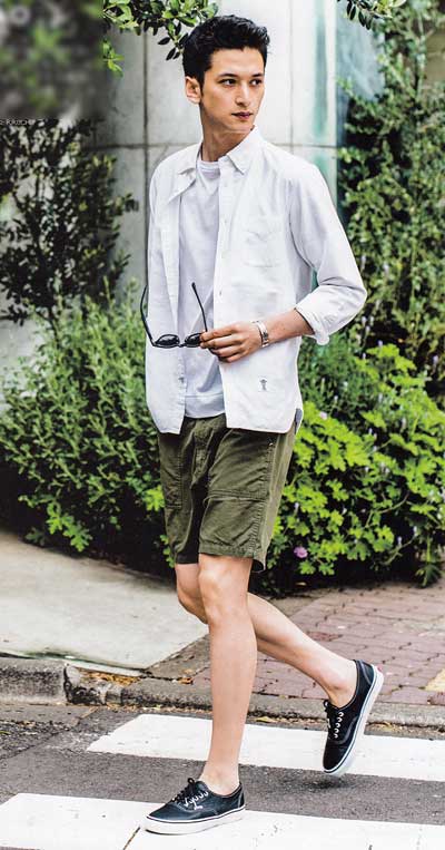 ショートパンツ シャツ 着こなし